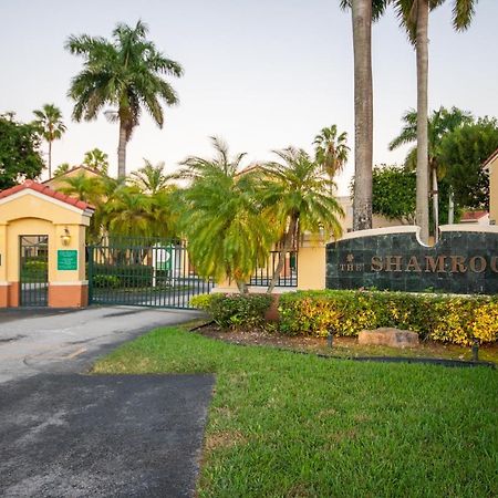 Beautiful 2/2.5 Condo W/Free Parking Fast Wifi Miami Exterior photo